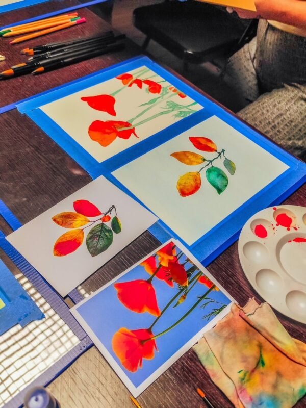 Acuarelas de flores rojas en proceso