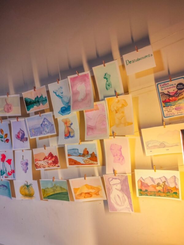 Pared con los paisajes y bodegones del taller