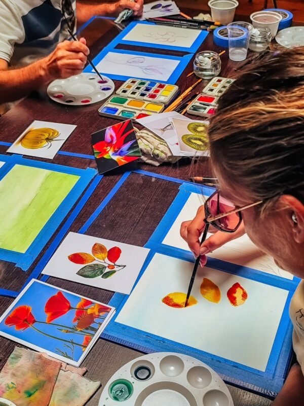 Participante pintando una acuarela de flores